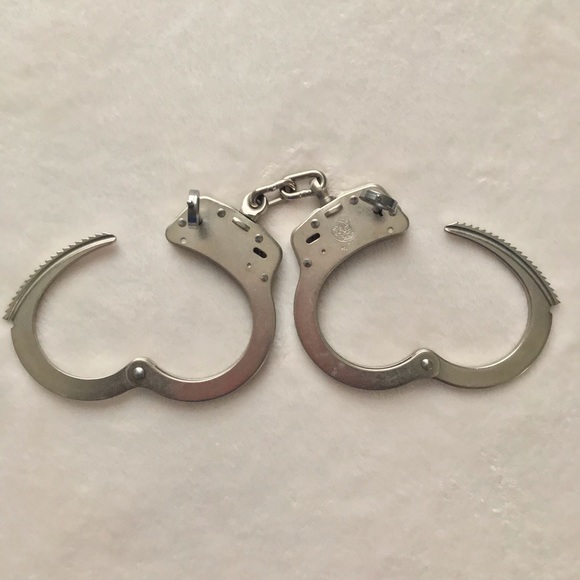 Smith & Wesson Handcuffs with keys | Model 100-1 - Picture 8 of 15